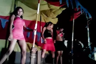Leült ingyen sex filmek egy férfi péniszére a működő takarmánysapkával.