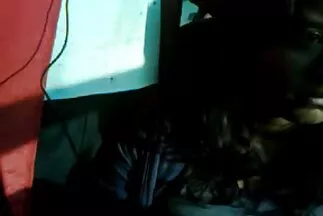 A barna a szájába veszi a csávó határozott hímtagját. ingyen szex filmek