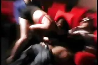Egy képzett profurda híresen lenyelt ingyen porno video egy kakast.