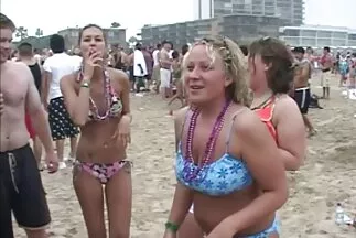 Egy beképzelt úriember a szájába engedi a ingyen szex vide szőkét.