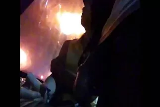 Egy fényűző házban egy fiatal nő puncit adott sexvideók egy idős férfinak.