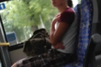 Madame ingyen szex és porno filmek szemüveges leült egy hatalmas fekete vibrátorra.