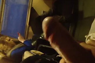 Egy szemüveges fiatal nőt kukanra feszítenek, szex videók online és a határig húzzák.