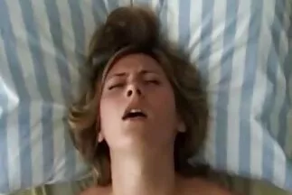 Egy aktív férfi belehelyezett egy fekete nőt a punciba. ingyen pornó filmek online