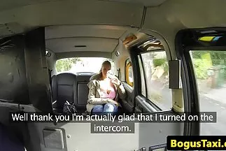 A menő srác fekete ingyen xxx videok úrnővel lazít.