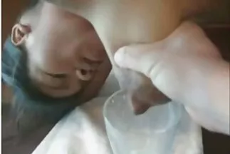 A srác egy rugalmas mellkasú fekete nő puncijának falloszát zúzza össze. szex videók ingyen