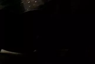 Göndör fekete nő szívja magyarul beszélő pornó filmek be az autót a hátsó ülésen.