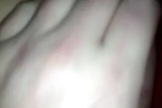 Egy hosszú lábú, felnott filmek ingyen nagy mellbőségű nőstény ügyesen szívja a falloszt.