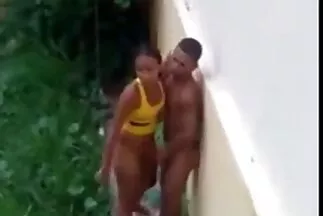 Gyönyörű fiatal lányok aktívan gyúrják porno videok ingyen barátja farkát.
