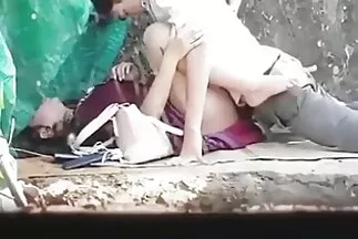 Egy fiatal lány Mandáját egy szex video teljes film magyarul férfi szar az asztalon.