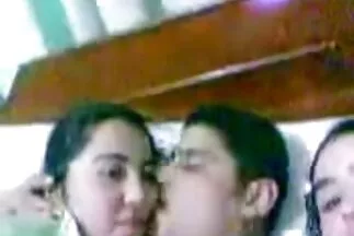 A csinos lány szereti a kutyás sütést. szex video letoltes