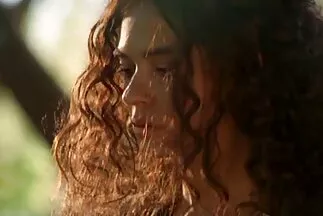 Gyönyörű kurva széttárta a lábát a barátja előtt. xxx video ingyen