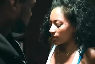 Busty csicsolina film Latina egy nagy hím fekete kakasán lovagol.