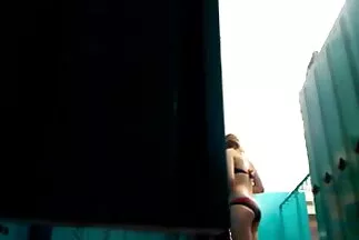 Az áttört punci bárkit felizgat és megsimogatja a puncit. szeksz videok ingyen