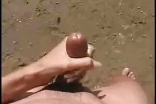 Egy fiatal mulatt szopja a péniszt a sex filmek ingyen online szájával.