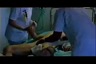 Egy beképzelt tréfacsináló lelkesen porno videok ingyen megbaszott egy csinos lányt.