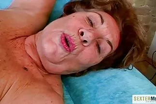 Hogy változatosabbá tegye a napját, lyukat tettem porno film letoltes a pénisz alá.