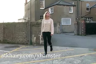 Egy kis ágyon egy lány a online filmek pornó seggébe szar.