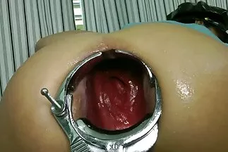 Egy férfi megelégít egy fekete nőt egy nagy fehér farkával. sex videok ingyen