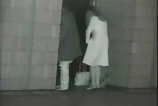 Egy fekete férfi és egy szex ingyen video mellkas szőke fasz egy nagy autóban.