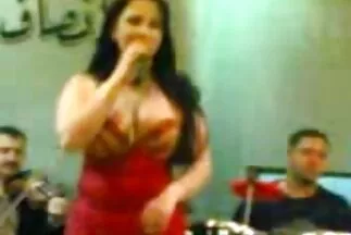 Egy gazdag hím porno videok ingyen barnával sározott egy mini castingot.