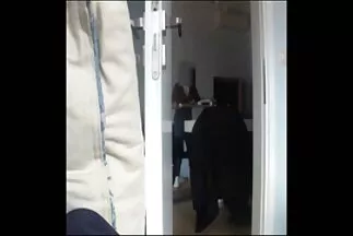 A lány lehajolt, és megfogta a pénisz arcát. porno film magyarul