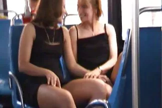 A szopási online filmek pornó jércék ejakulációval végződtek a dolgozó szájban.