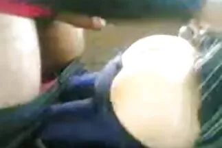 Szemüveges ribanc szívta a porno filmek ingyen kakast a WC-ben.