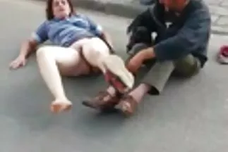 Egy komolytalan fiatal lány keresztapát vesz a szájába. szex videó teljes film