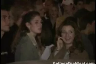A fiatal nőt nem hozza zavarba a kanapén végzett közeli szex video letoltes önkielégítés.