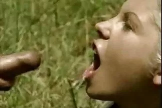 Az öröm titkolása nélkül a lány lefeküdt egy magyarul beszélő szex videók férfival.
