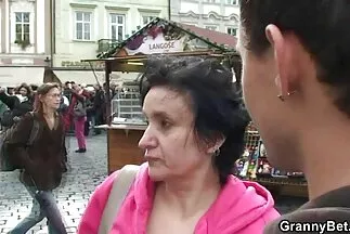 A bájos srác szex videók ingyen egy karcsút szar egy komódon.
