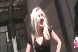 Kitört pornó videók magyarul az orosz lányok szenvedélyes szexe a medencénél.