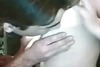 Egy szemüveges lánynak fekete szőrű ménje van különböző pozíciókban. sex filmek online
