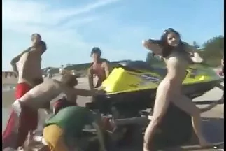 Egy fekete férfi szívesen ültetett egy barnát a szex videó teljes film péniszre.