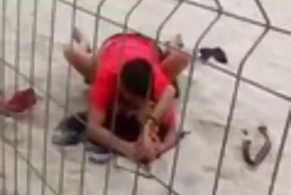 Barna szopást ad egy jóképű porno video ingyen srácnak.