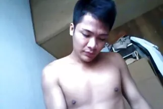 A skinhead egy keskeny résbe húzta a ingyen sex film szőkét.