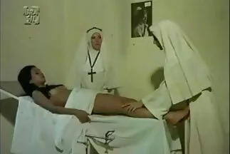 Egy fiatal csaj leült az online szex filmek öreg hímtagjára, hüvelyével.
