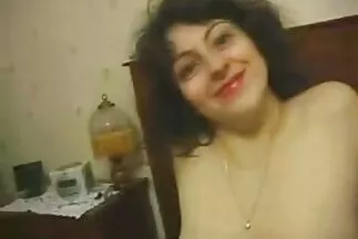 Egy magyarul beszélő pornó film fiatal csődör megbasz egy kecses dögös barátnőt otthon.