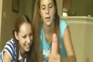A göndör lány beleegyezett, hogy gyengéden szexeljen porno videok online a kanapén.