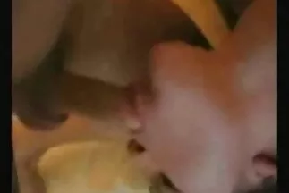 Egy elegáns igyen szex videók lány vibrátort helyez a fenekébe.